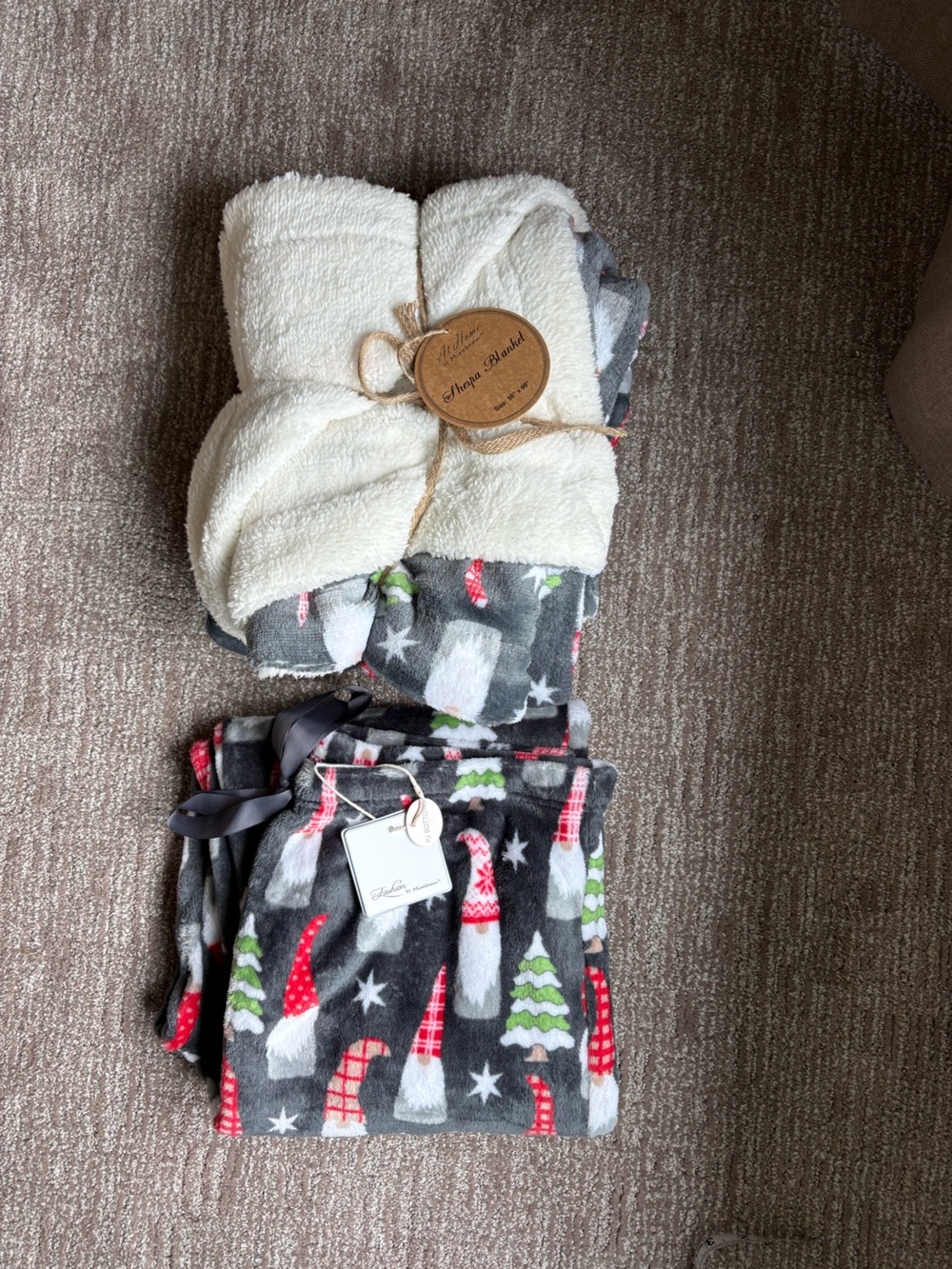 Gray Holiday Gnome PJ Pants & Sherpa Blanket 2-Piece Set Size XL - Picture 15 of 15